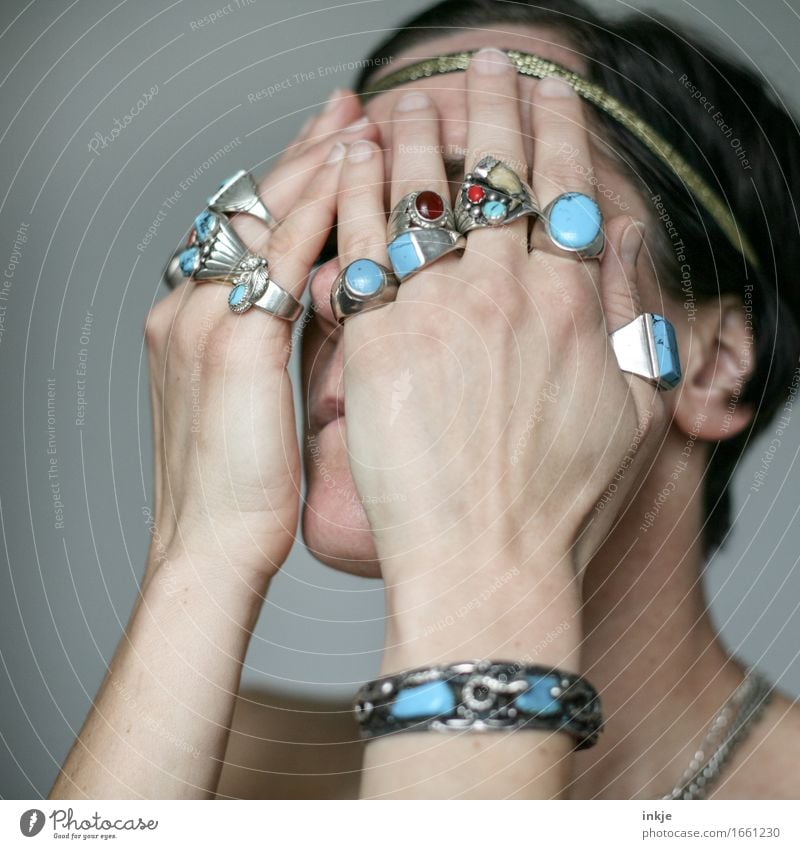 Heilende Kräfte Lifestyle Stil Frau Erwachsene Leben Auge Hand 1 Mensch Indianer Indianerschmuck Medizinmann Schmuck Ring Stirnband Silberschmuck türkis