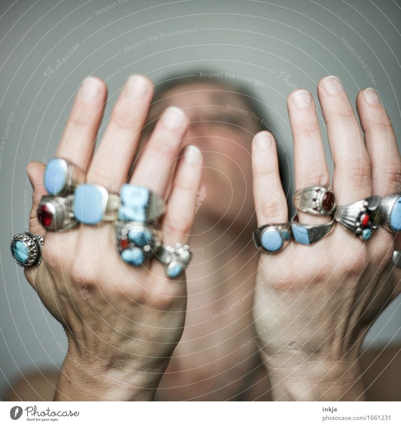 viel hilft viel Frau Erwachsene Leben Hand 1 Mensch Schmuck Ring Silberschmuck indianerschmuck Gefühle Hoffnung Glaube Inspiration Religion & Glaube Energie