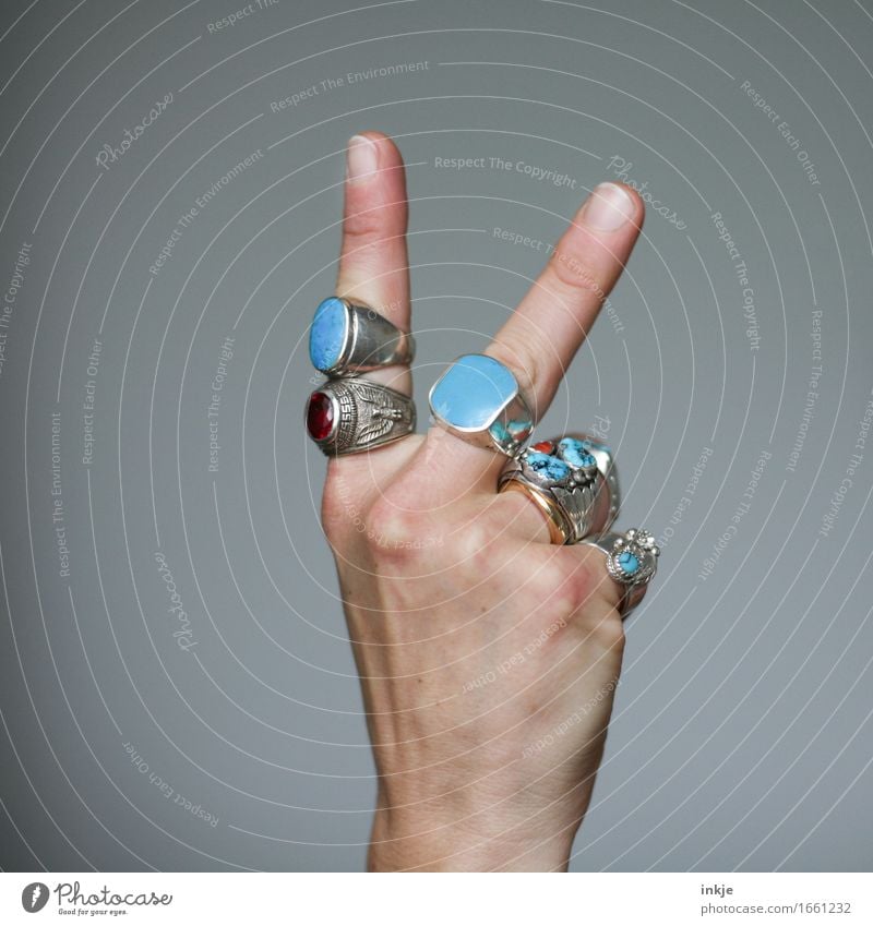 V wie ..... Lifestyle Reichtum Stil Erwachsene Leben Hand Finger 1 Mensch Schmuck Ring Silberschmuck Edelstein türkis Zeichen gestikulieren Erfolg Gefühle