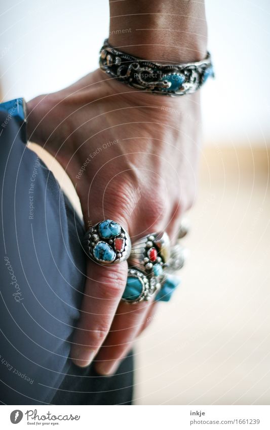 Geschmackssache Lifestyle Reichtum Stil Erwachsene Leben Hand 1 Mensch Schmuck Ring Silberschmuck Indianerschmuck Armreif stehen Coolness selbstbewußt überladen