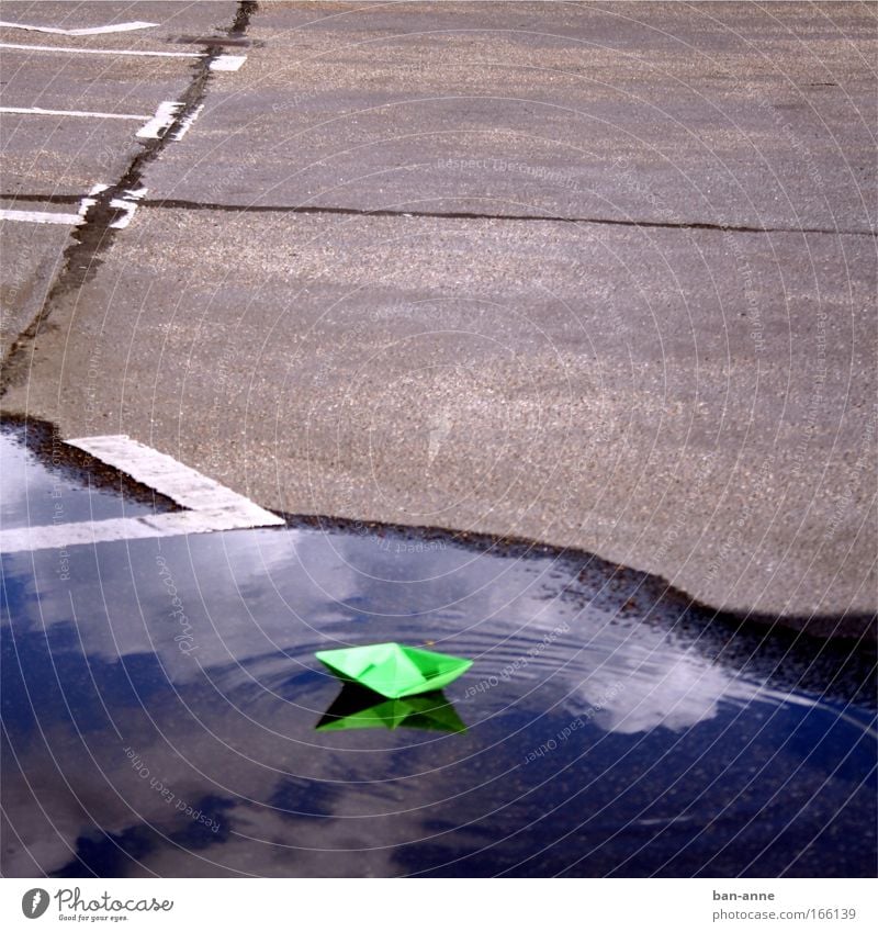 grün vor grau auf blau Farbfoto Außenaufnahme Menschenleer Tag Basteln Kinderspiel Kreuzfahrt Wellen Wasser Freude Spielen Spielzeug Parkplatz Papierschiff