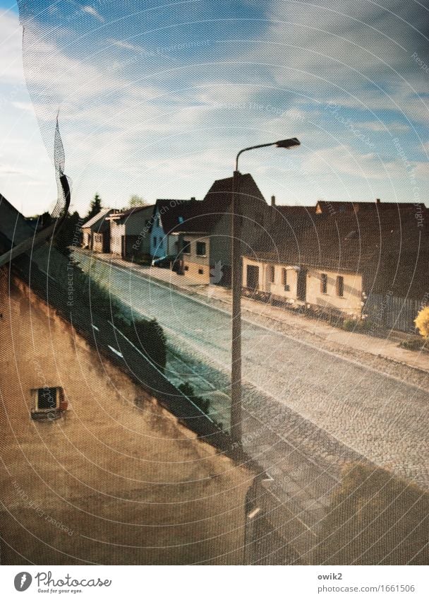 Hauptstraße Himmel Wolken Horizont Dorf bevölkert Haus Mauer Wand Fassade Verkehr Straße Dorfstraße Straßenbeleuchtung Kopfsteinpflaster ruhig Idylle Dorfidylle