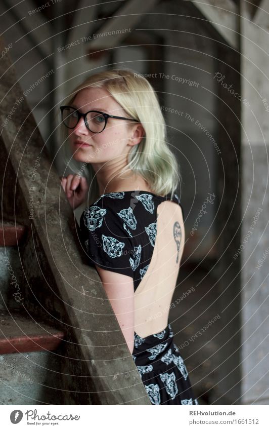 Jule Mensch feminin Junge Frau Jugendliche Gesicht Rücken 1 18-30 Jahre Erwachsene Ruine Gebäude Treppe Kleid Brille blond langhaarig stehen alt Coolness trendy