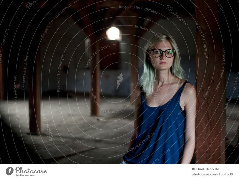 Jule Mensch feminin Junge Frau Jugendliche 1 18-30 Jahre Erwachsene Haus Gebäude Brille blond langhaarig stehen alt außergewöhnlich Coolness trendy natürlich