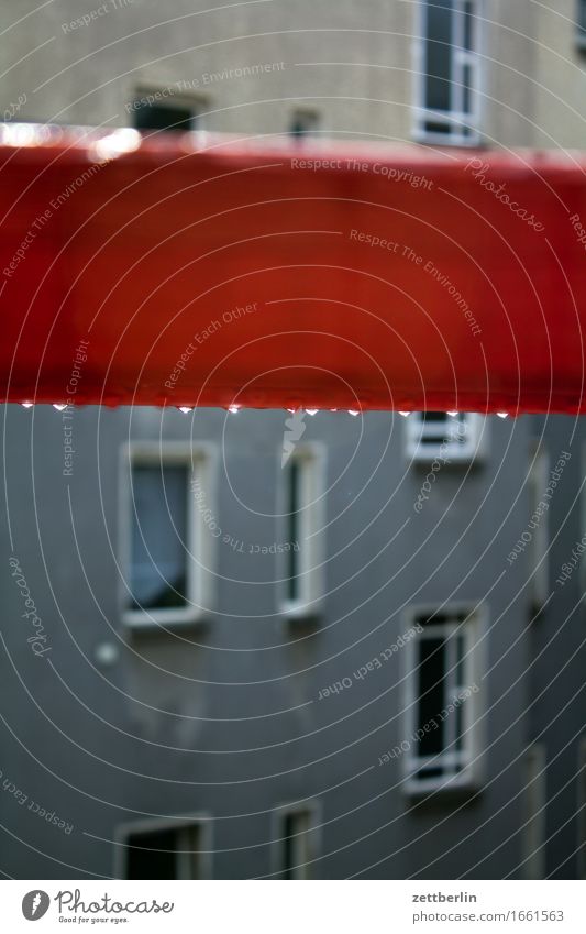 Baugerüst mit Regentropfen Etage Fenster Fensterfront Glas Haus Rückansicht Hinterhof Innenhof Mehrfamilienhaus Stadthaus Regenwasser Wassertropfen Textfreiraum