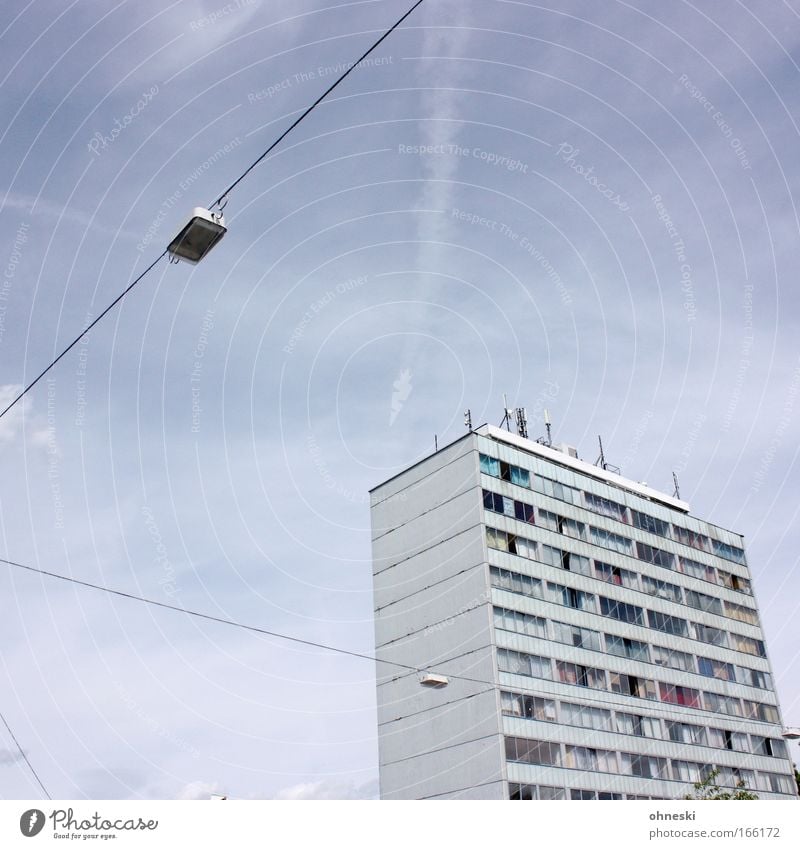 Schöner wohnen Farbfoto Außenaufnahme Textfreiraum oben Tag Sonnenlicht Stadt bevölkert Haus Hochhaus Gebäude Architektur Häusliches Leben hässlich trashig