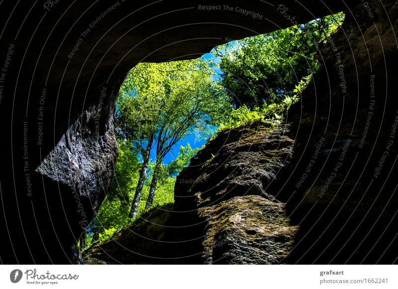 Felsige Höhle mit Bäumen Ausgang Aussicht Baum Natur Umwelt dunkel Eingang Felsen Geologie grün Himmel hoch Felsenschlucht Landschaft Öffnung Portal Schlucht