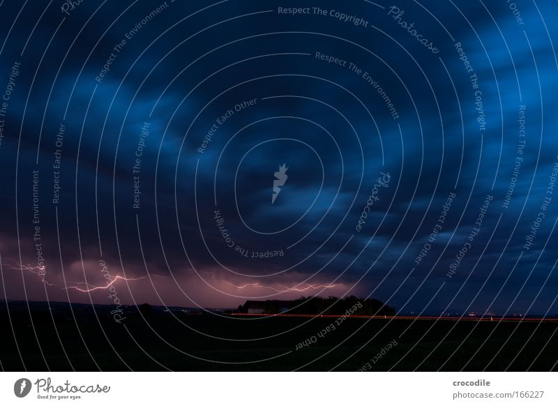 Gewitter II Farbfoto Außenaufnahme Menschenleer Textfreiraum oben Textfreiraum Mitte Abend Nacht Kontrast Langzeitbelichtung Starke Tiefenschärfe Weitwinkel