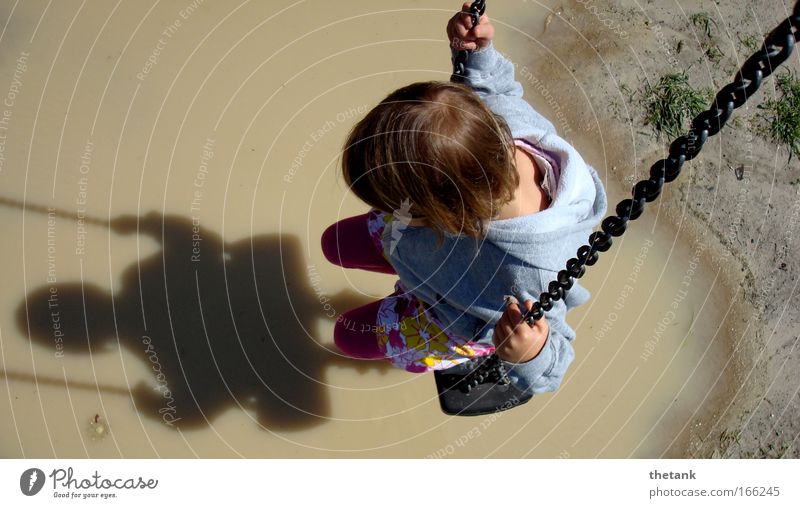 absteigen schwer gemacht Mädchen 1 Mensch 3-8 Jahre Kind Kindheit Denken Erholung hängen schaukeln träumen ruhig Traurigkeit Trauer Schmerz Sehnsucht Heimweh