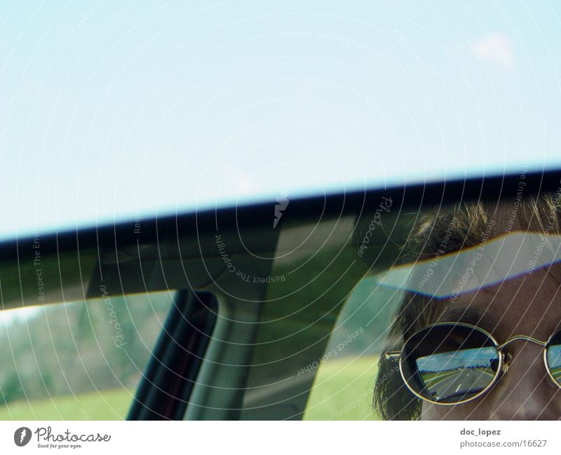 unterwegs Reflexion & Spiegelung Sonnenbrille Porträt Mensch PKW Straße Detailaufnahme Anschnitt Landschaft Himmel blau