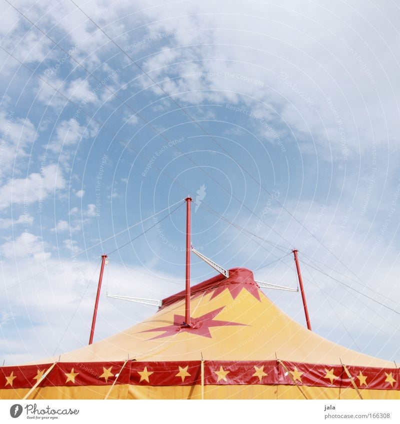 big top Farbfoto Außenaufnahme Menschenleer Textfreiraum oben Tag Künstler Zirkus Show Himmel groß gelb rot Freude Begeisterung Zelthimmel