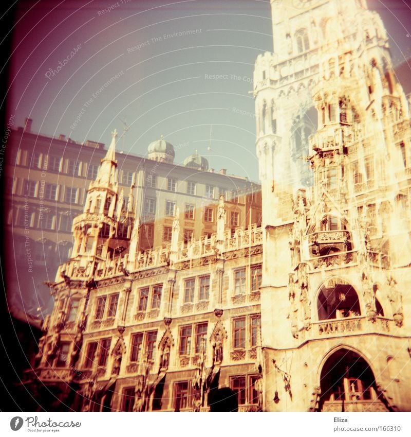 Analoge Doppelbelichtung des Münchner Rathauses mit den Türmen der Frauenkirche darauf auf dem Marienplatz München Altstadt Sehenswürdigkeit bedrohlich