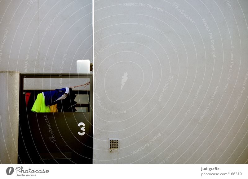 Drei Farbfoto Gedeckte Farben Außenaufnahme Menschenleer Textfreiraum rechts Tag Stil Design Häusliches Leben Haus Gebäude Architektur Mauer Wand Fassade Tür