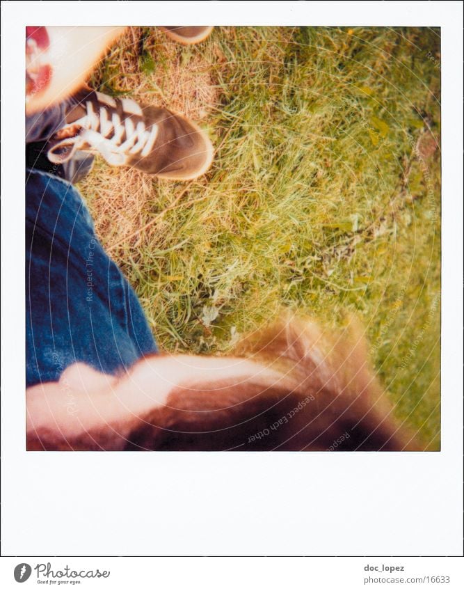 polaroid_poetry_2 analog erfassen Schuhe Lifestyle Freundschaft Wiese Gras Sommer Momentaufnahme Fototechnik Polaroid Detailaufnahme Natur Anschnitt Perspektive