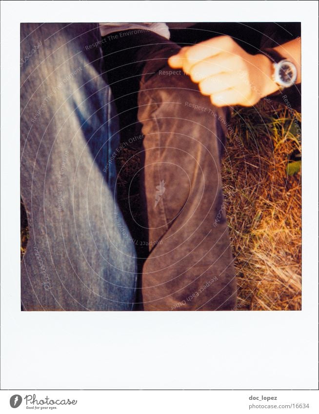 polaroid_poetry_1 analog erfassen Hose Hand Uhr Lifestyle Freundschaft Wiese Gras Sommer Fototechnik Polaroid Detailaufnahme Falte Natur Anschnitt