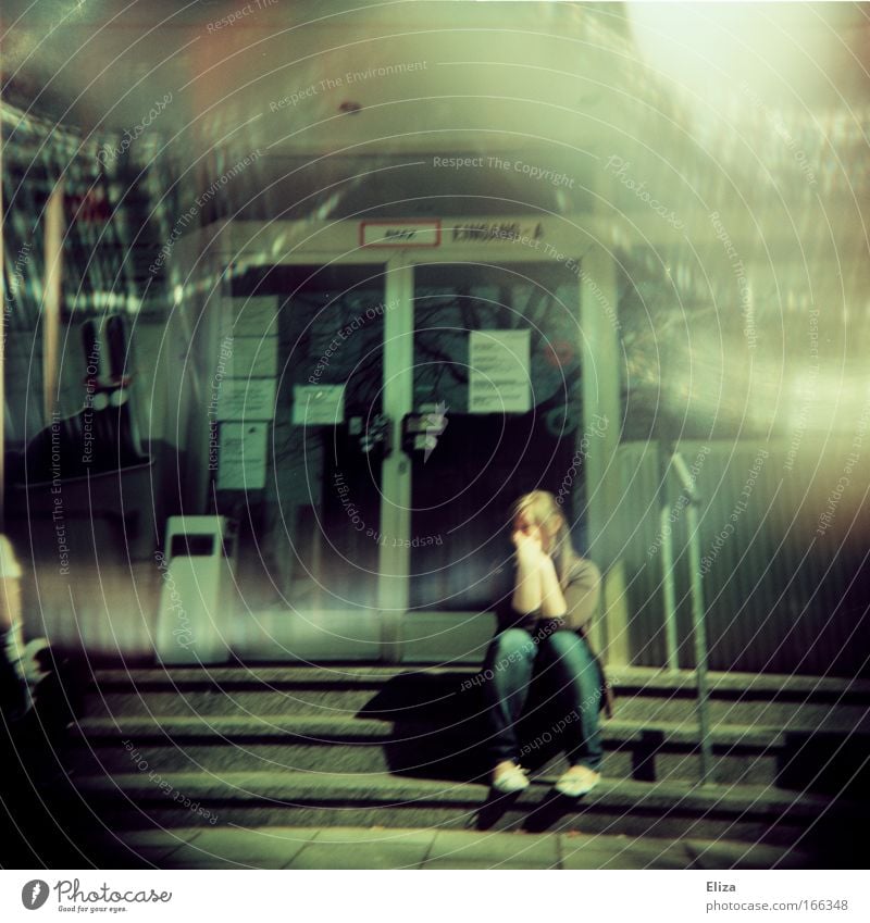 Pause Gedeckte Farben Außenaufnahme Experiment Lomografie Holga Sonnenstrahlen Ganzkörperaufnahme Wegsehen Student Mensch feminin Junge Frau Jugendliche 1