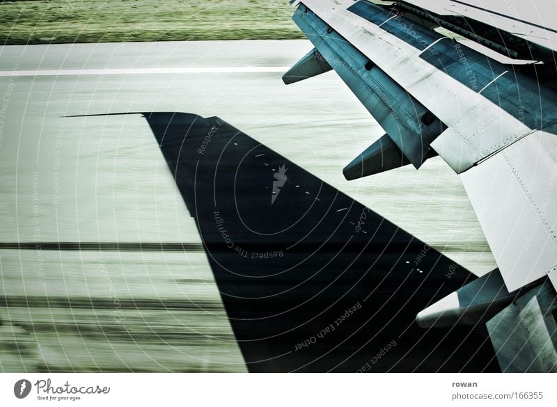 landung Farbfoto Gedeckte Farben Tag Luftverkehr Flugzeug Flughafen Landebahn Flugzeuglandung Flugzeugstart im Flugzeug Flugzeugausblick Geschwindigkeit