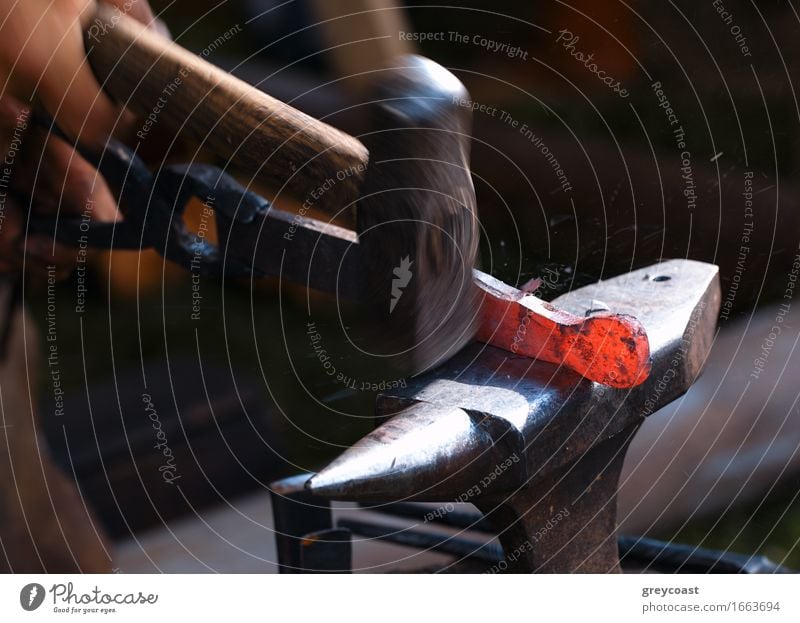 Traditioneller Stil Schmied bei der Arbeit. Hammer Hände und Eisen. Arbeit & Erwerbstätigkeit Industrie Handwerk Werkzeug Mensch 1 Kunst Metall Stahl alt