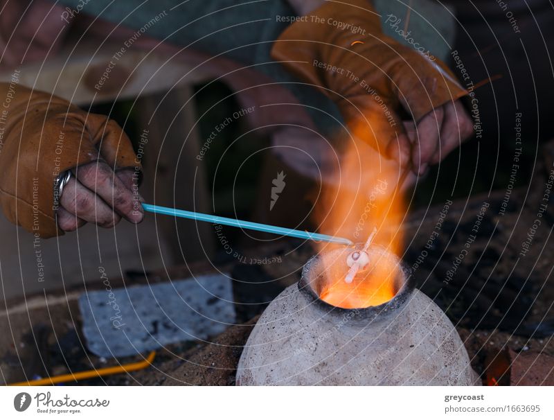 Glaskünstler in seiner Werkstatt. Herstellung von Glasperlen im traditionellen Stil. Dekoration & Verzierung Arbeit & Erwerbstätigkeit Handwerk Werkzeug Mensch