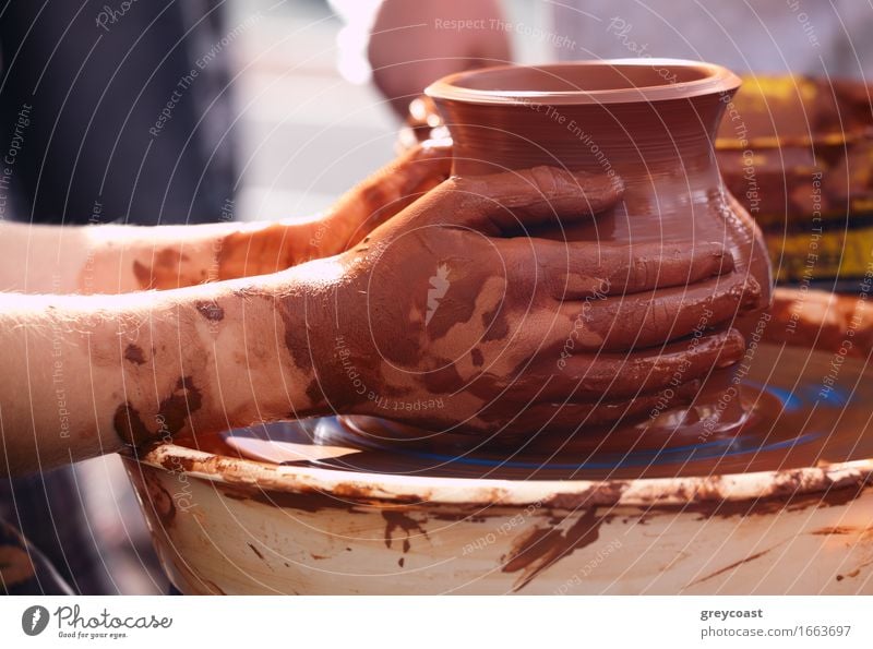 Töpfer bei der Herstellung des Topfes im traditionellen Stil. Nahaufnahme. Schalen & Schüsseln Basteln Arbeit & Erwerbstätigkeit Handwerk Mensch 1 Kunst Kultur