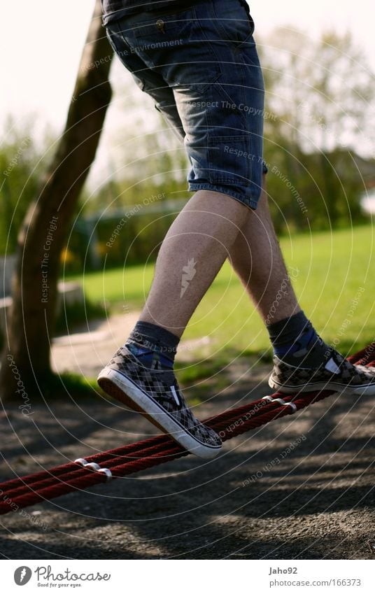 Balance und Ausgeglichenheit Farbfoto Außenaufnahme Tag Schwache Tiefenschärfe Froschperspektive Blick nach vorn Wegsehen Freizeit & Hobby Spielen