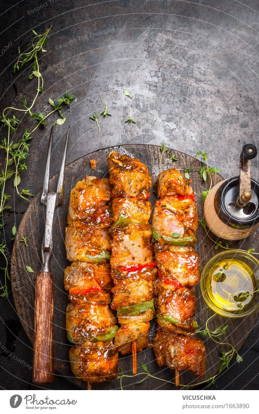 Grill Zeit mit marinierte FleischSpieße Lebensmittel Kräuter & Gewürze Öl Ernährung Mittagessen Abendessen Festessen Picknick Bioprodukte Stil Design Sommer