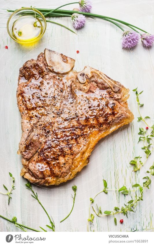 Gegrilltes T-Bone- Steak Lebensmittel Fleisch Kräuter & Gewürze Öl Ernährung Mittagessen Festessen Picknick Bioprodukte Stil Gesunde Ernährung Tisch Küche