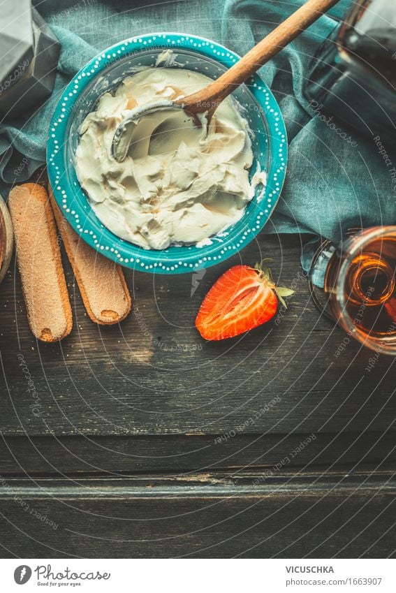 Creme für Tiramisu mit Mascarpone Käse Lebensmittel Kuchen Dessert Süßwaren Ernährung Italienische Küche Getränk Alkohol Spirituosen Schalen & Schüsseln Glas