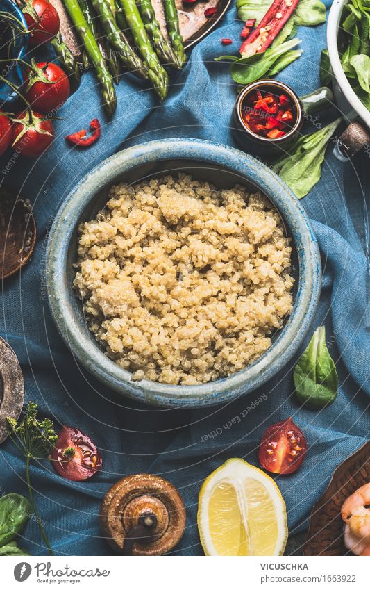 Gekochte Quinoa mit köstlichen Gemüse der Saison Lebensmittel Salat Salatbeilage Getreide Kräuter & Gewürze Ernährung Mittagessen Abendessen Büffet Brunch