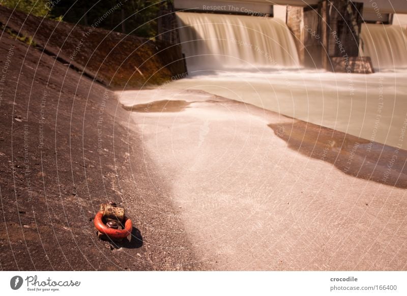 Wasserkraft II Farbfoto Außenaufnahme Menschenleer Textfreiraum rechts Textfreiraum unten Tag Schatten Kontrast Sonnenlicht Bewegungsunschärfe