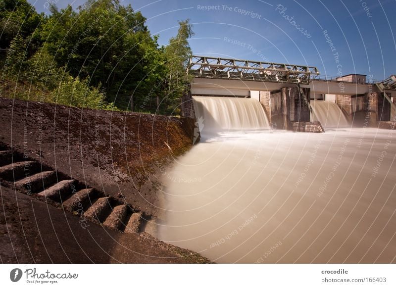 Wasserkraft III Farbfoto Außenaufnahme Menschenleer Textfreiraum rechts Textfreiraum unten Tag Bewegungsunschärfe Starke Tiefenschärfe Zentralperspektive