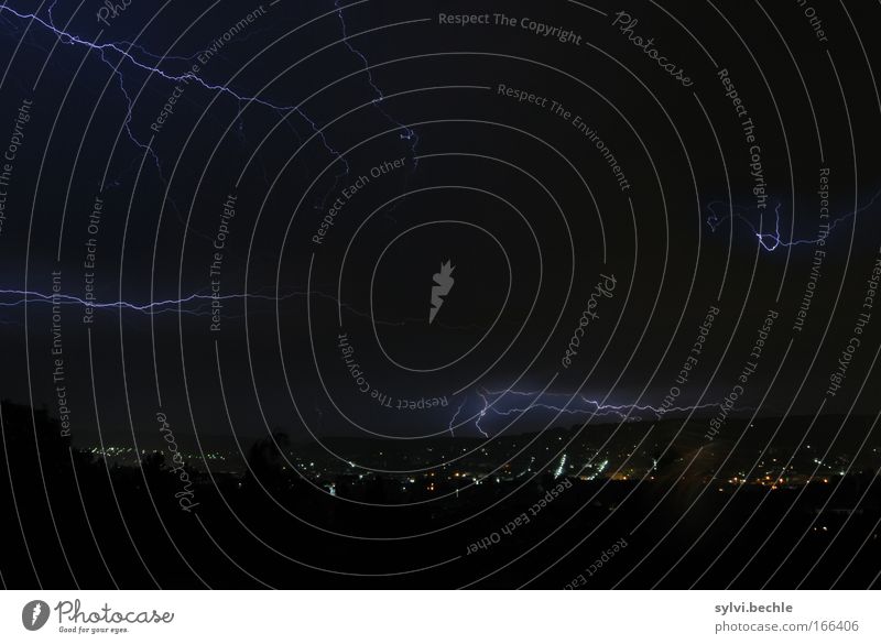 Es gibt kein schlechtes Wetter ...! Natur Himmel Nachthimmel Herbst Unwetter Gewitter Blitze Stadt Skyline wild schwarz Angst gefährlich bedrohlich rebellieren