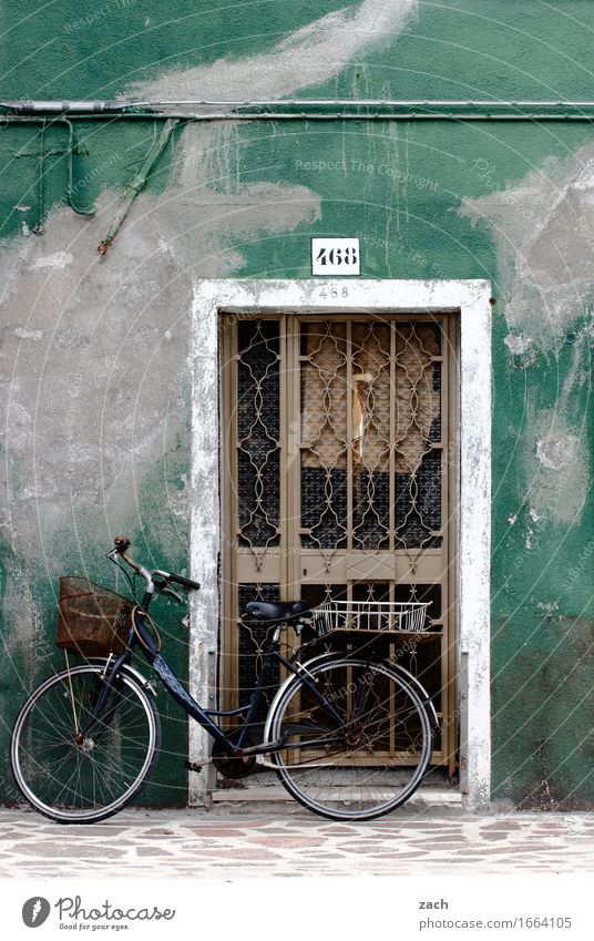 Der Charme des Maroden Venedig Burano Italien Dorf Fischerdorf Kleinstadt Hafenstadt Altstadt Menschenleer Haus Fassade Tür Verkehrsmittel Fahrradfahren