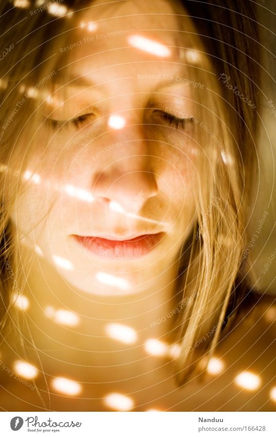 Die Welt ist nicht immer nur schön Farbfoto Innenaufnahme Experiment Licht Schatten Lichterscheinung Unschärfe Porträt Blick nach unten geschlossene Augen