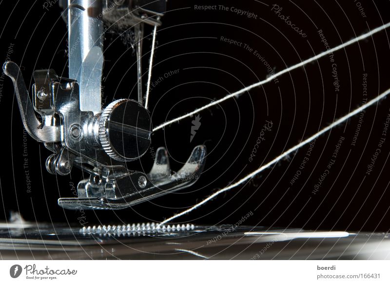 eIngefädelt Schwarzweißfoto Studioaufnahme Detailaufnahme Makroaufnahme Hintergrund neutral Blitzlichtaufnahme Starke Tiefenschärfe Nähmaschine