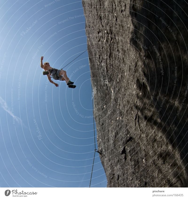 nightmares about falling? Klettern Bergsteigen Bergsteiger Kletterseil Mann Erwachsene 1 Mensch Wolkenloser Himmel Schönes Wetter Felsen Berge u. Gebirge fallen