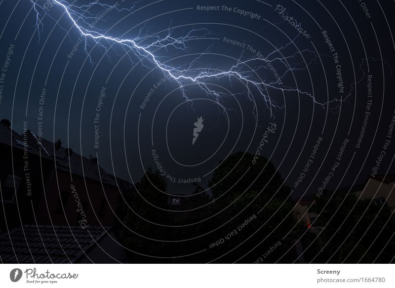 Aber so richtig... Umwelt Natur Urelemente Himmel Gewitterwolken Nachthimmel Sommer Wetter schlechtes Wetter Unwetter Regen Blitze Dorf Kleinstadt Haus Dach