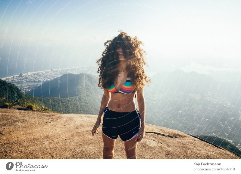 glückliche Frau mit wild zerzaustem Haar Lifestyle Freude Glück Leben Ausflug Sommer Sommerurlaub Sonne Berge u. Gebirge wandern feminin Junge Frau Jugendliche