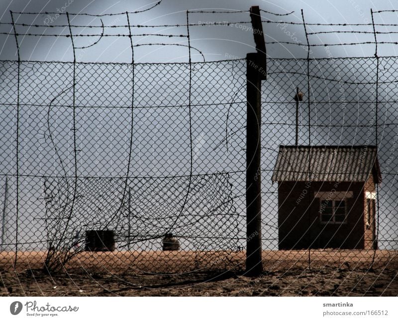 Auf der anderen Seite Farbfoto Außenaufnahme Menschenleer Dämmerung Schatten Totale Stadtrand Hütte Industrieanlage Fabrik Hafen Gebäude Sand Aggression