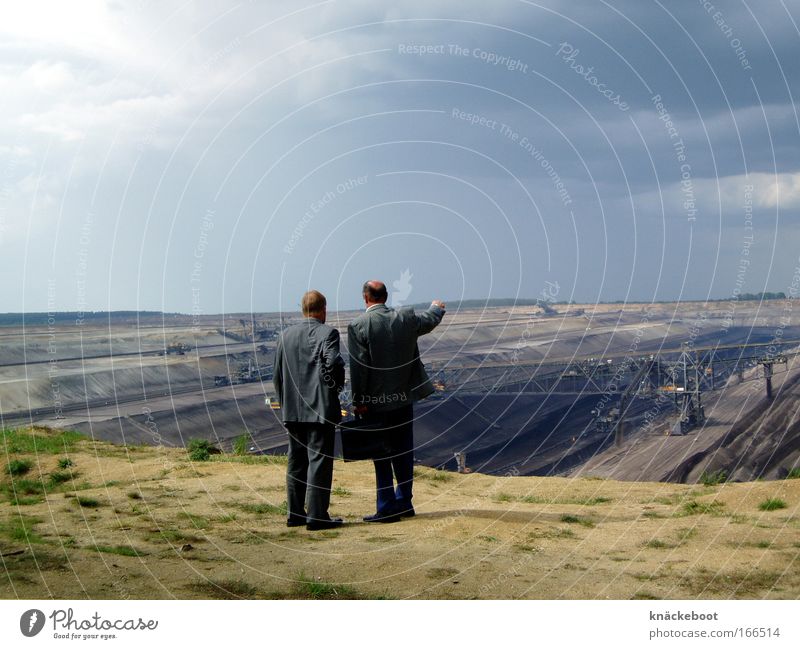 dort! Farbfoto Außenaufnahme Tag Totale Blick nach vorn Mensch maskulin Mann Erwachsene 2 45-60 Jahre Erde beobachten entdecken sprechen Horizont