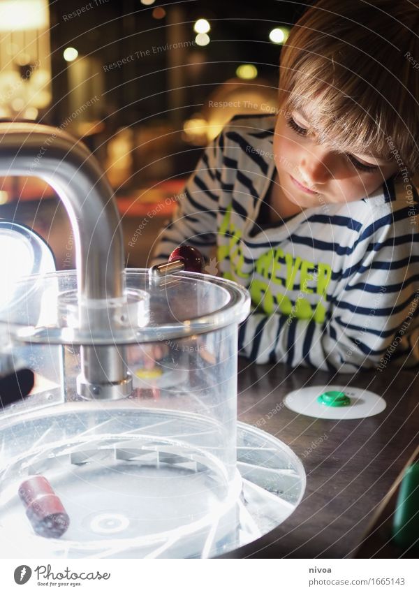 Experimentieren Bildung Wissenschaften Kind lernen Mensch maskulin Junge Kindheit Kopf 1 3-8 Jahre Ausstellung Museum Technorama Winterthur Schweiz