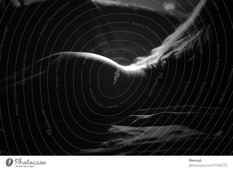 Lichtblick Schwarzweißfoto Innenaufnahme Detailaufnahme Akt Abend Kunstlicht Schatten Kontrast Silhouette Oberkörper Ganzkörperaufnahme Rückansicht feminin