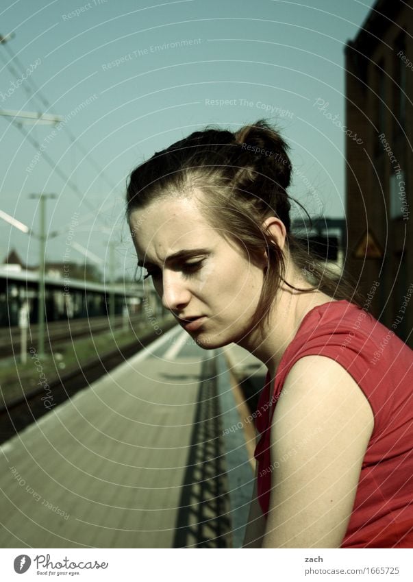 bestellt und nicht abgeholt... Mensch feminin Junge Frau Jugendliche Erwachsene 1 18-30 Jahre Kleinstadt Bahnhof Bahnfahren Bahnsteig T-Shirt Haare & Frisuren