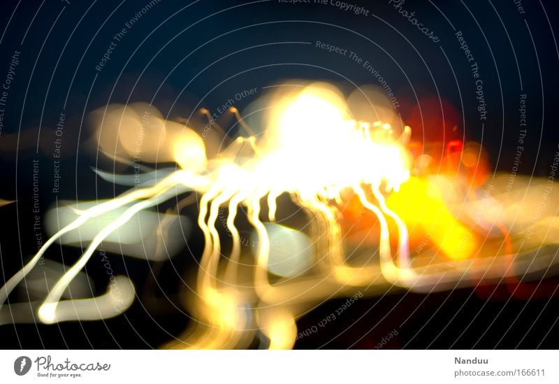 Lichtspinne Farbfoto mehrfarbig Experiment abstrakt Nacht Lichterscheinung Langzeitbelichtung Unschärfe Nachtleben Verkehr Verkehrswege Straßenverkehr