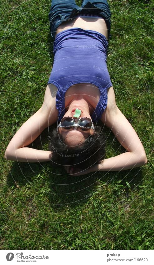 Abhängerin Farbfoto Außenaufnahme Textfreiraum unten Tag Schatten Sonnenlicht Starke Tiefenschärfe Vogelperspektive Porträt Oberkörper Blick Blick in die Kamera