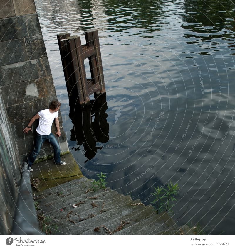 landungsbrücken raus Vogelperspektive Blick nach hinten Mensch Mann Erwachsene 1 Wellen Küste Seeufer Flussufer Bucht Meer Hafenstadt Mauer Wand Treppe Stein