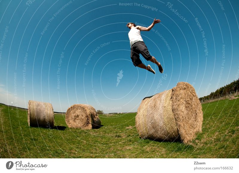 abgehoben Farbfoto Außenaufnahme Starke Tiefenschärfe Mensch maskulin 1 18-30 Jahre Jugendliche Erwachsene Landschaft Wolkenloser Himmel Sonne T-Shirt Hose