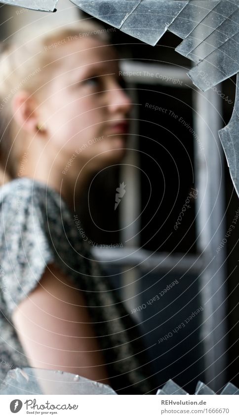 kaputt Mensch feminin Junge Frau Jugendliche Erwachsene 1 18-30 Jahre T-Shirt Ohrringe blond beobachten Blick stehen alt Coolness dunkel Stimmung Angst