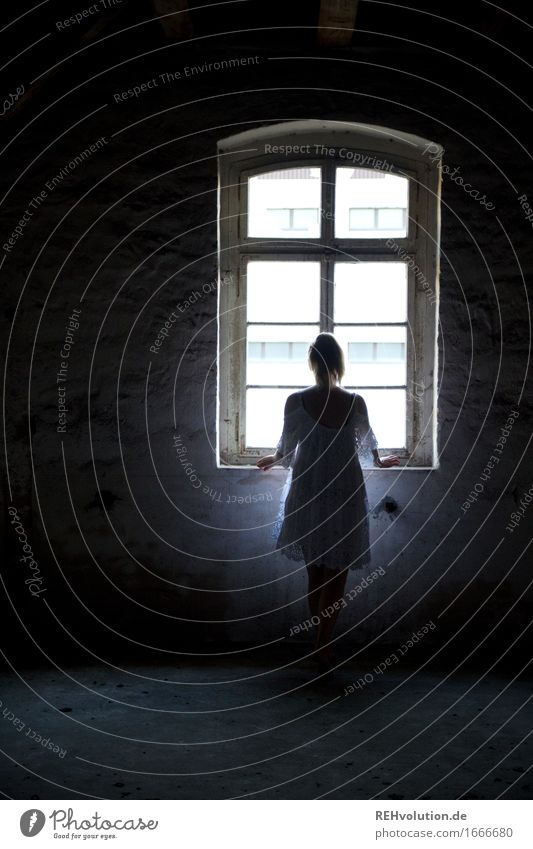 am fenster Mensch feminin Junge Frau Jugendliche 1 18-30 Jahre Erwachsene Mauer Wand Fenster Kleid langhaarig Zopf beobachten Denken Blick stehen alt ästhetisch