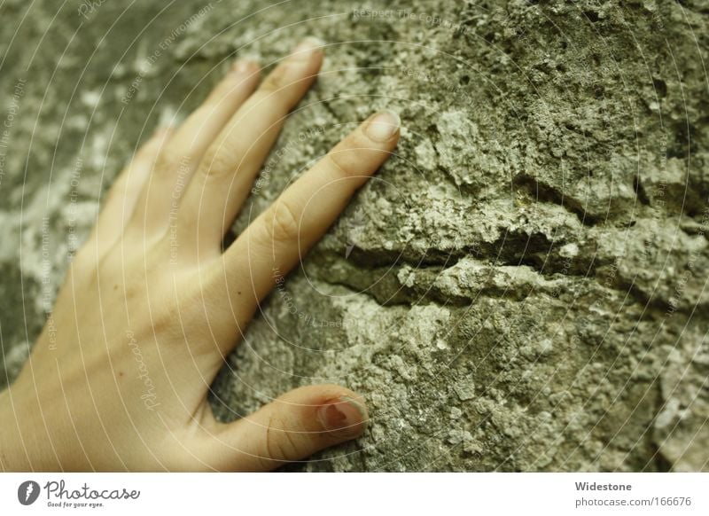 Bouldersenses Farbfoto Außenaufnahme Detailaufnahme Tag Kontrast Schwache Tiefenschärfe Zentralperspektive Blick nach vorn Spielen Mensch Kindheit Hand Finger